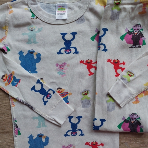 Hanna Andersson Sesame Street pjs 6-7 - Picture 2 of 16